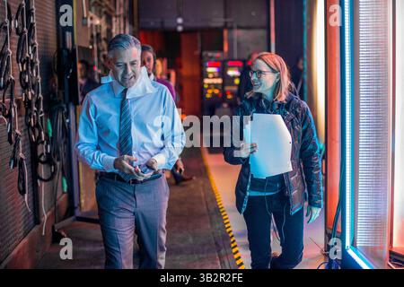 DATE DE SORTIE : 13 mai 2016.TITLE : Monster Money. STUDIO : Sony Pictures. RÉALISATEUR : Jodie Foster. INTRIGUE : dans Monster, thriller tendu et tendu, Lee Gates est une personnalité de la télévision bombardée dont la populaire émission de réseau financier a fait de lui le wiz de l'argent de Wall Street. Mais après qu'il ait fauché une action high-tech qui s'écrase mystérieusement, un investisseur furieux prend Gates, son équipage et son producteur d'as Patty Fenn en otage en direct sur l'antenne... SUR LA PHOTO : GEORGE CLOONEY et la réalisatrice JODIE FOSTER sur le plateau. (Crédit : © Sony Pictures/Entertainment Pictures) Banque D'Images