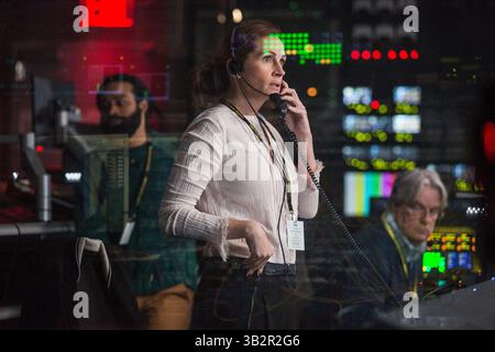 DATE DE SORTIE : 13 mai 2016.TITLE : Monster Money. STUDIO : Sony Pictures. RÉALISATEUR : Jodie Foster. INTRIGUE : dans Monster, thriller tendu et tendu, Lee Gates est une personnalité de la télévision bombardée dont la populaire émission de réseau financier a fait de lui le wiz de l'argent de Wall Street. Mais après qu'il ait fauché une action high-tech qui s'écrase mystérieusement, un investisseur furieux prend Gates, son équipage, et son producteur ACE Patty Fenn en otage en direct sur l'antenne..PHOTO : JULIA ROBERTS dans le rôle de Patty Fenn. (Crédit : © Sony Pictures/Entertainment Pictures) Banque D'Images