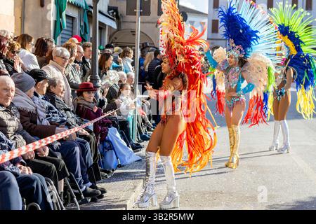 Piove di Sacco, Padoue, Italie - 16 mars 2025 : danseurs de samba brésiliens en costumes colorés à plumes jouant lors d'un défilé de carnaval Banque D'Images