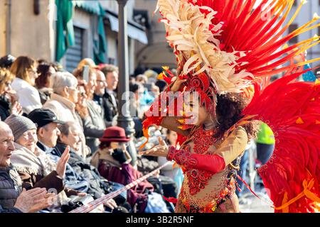 Piove di Sacco, Padoue, Italie - 16 mars 2025 : danseurs de samba brésiliens en costumes colorés à plumes jouant lors d'un défilé de carnaval Banque D'Images