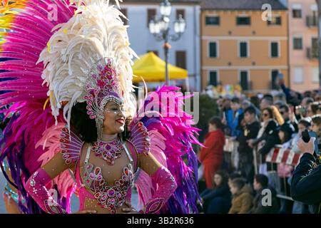 Piove di Sacco, Padoue, Italie - 16 mars 2025 : danseuse de samba brésilienne en costumes colorés à plumes jouant lors d'un défilé de carnaval Banque D'Images
