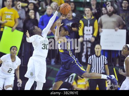12 janvier 2016 - Waco, Texas, U. S - la garde de Baylor ALEXIS JONES (30) bloque une passe de l'attaquant de Virginie-occidentale TEANA Muldrow (11) pendant la seconde moitié d'un match de basket-ball universitaire féminin de la NCAA au Ferrell Center à Waco, Texas, le mardi 12 janvier 2016. Baylor a gagné 69-64. (Crédit image : © Austin McAfee via ZUMA Wire) Banque D'Images
