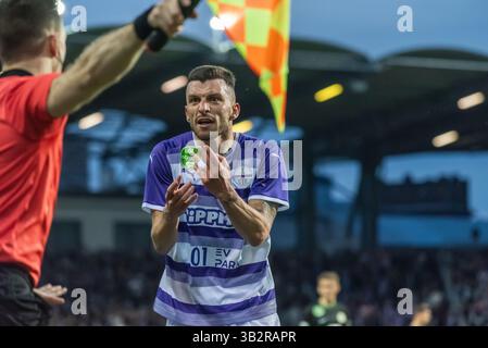 Budapest, Hongrie – 1er mai 2023. Le défenseur central d’Ujpest Tim Hall contestant la décision du linesman lors du match derby de Budapest Ujpest vs Ferencvaros (2-3). Banque D'Images