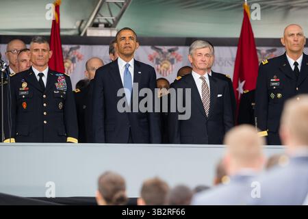 28 mai 2014 - West point, NY, États-Unis d'Amérique - le président américain Barack Obama se tient avec (de gauche à droite) le général Robert Caslen, le secrétaire de l'armée John McHugh et le chef d'état-major de l'armée Ray Odierno avant de prononcer le discours d'ouverture à la cérémonie de remise des diplômes à l'académie militaire américaine le 28 mai 2014 à West point, New York. (Crédit image : © Sgt. 1re classe Christopher Finch/Planet Pix via ZUMA Wire) Banque D'Images