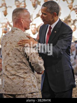 7 août 2013 - Camp Pendleton, CA, États-Unis d'Amérique - le président américain Barack Obama salue le Major Gen. Lawrence D. Nicholson du corps des Marines avant de prononcer un discours remerciant les Marines pour leur service à la nation le 7 août 2013 à Camp Pendleton, CA. (Crédit image : © Sgt. Michael Cifuentes/Planet Pix via ZUMA Wire) Banque D'Images