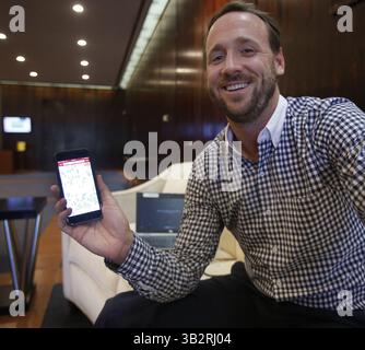 16 novembre 2015 - San Diego, CA, USA - JOURDAN CLARKE, agent Redfin, fait une démonstration de l'application Redfin. (Crédit image : © Alejandro Tamayo/San Diego Union-Tribune via ZUMA Wire) Banque D'Images