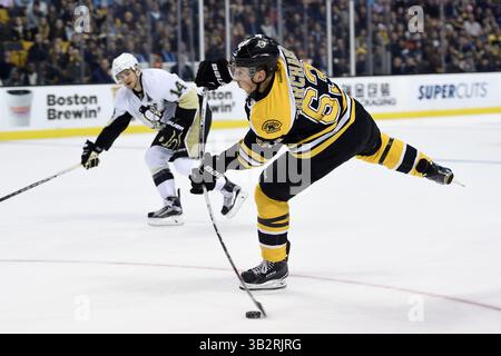 Mercredi 16 décembre 2015 : Brad Marchand (63 ans), l’aile gauche des Bruins de Boston, tire au filet lors du match de la Ligue nationale de hockey entre les Penguins de Pittsburgh et les Bruins de Boston qui se tient au TD Garden, à Boston, Massachusetts. Eric Canha/CSM(image crédit : © Eric Canha/CSM via ZUMA Wire) Banque D'Images