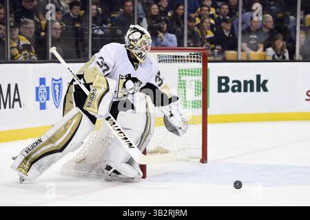 Mercredi 16 décembre 2015 : le gardien des Penguins de Pittsburgh Jeff Zatkoff (37 ans) en action lors du match de la Ligue nationale de hockey entre les Penguins de Pittsburgh et les Bruins de Boston qui a eu lieu au TD Garden, à Boston, Massachusetts. Eric Canha/CSM(image crédit : © Eric Canha/CSM via ZUMA Wire) Banque D'Images