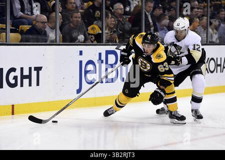 Mercredi 16 décembre 2015 : Brad Marchand (63 ans) et Ben Lovejoy (12 ans), défenseur des Penguins de Pittsburgh, l’aile gauche des Bruins de Boston, travaillent pour le palet lors du match de la Ligue nationale de hockey entre les Penguins de Pittsburgh et les Bruins de Boston qui se tient au TD Garden, à Boston, Massachusetts. Eric Canha/CSM(image crédit : © Eric Canha/CSM via ZUMA Wire) Banque D'Images