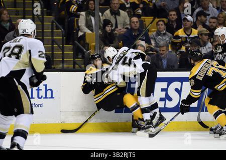 Mercredi 16 décembre 2015 : le centre des Bruins de Boston Max Talbot (25 ans) est contrôlé par le défenseur des Penguins de Pittsburgh David Warsofsky (5 ans) lors du match de la Ligue nationale de hockey entre les Penguins de Pittsburgh et les Bruins de Boston tenu au TD Garden, à Boston, Massachusetts. Eric Canha/CSM(image crédit : © Eric Canha/CSM via ZUMA Wire) Banque D'Images