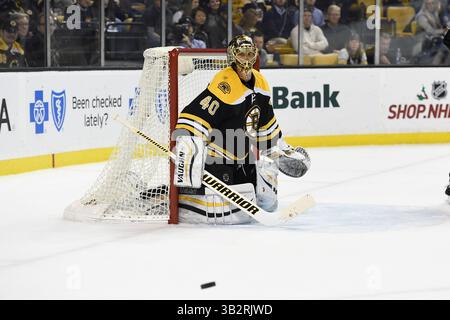 Mercredi 16 décembre 2015 : Tuukka Rask (40 ans), gardien des Bruins de Boston, regarde la rondelle lors du match de la Ligue nationale de hockey entre les Penguins de Pittsburgh et les Bruins de Boston qui se tient au TD Garden, à Boston, Massachusetts. Boston bat Pittsburgh 3-0 en temps réglementaire. Eric Canha/CSM(image crédit : © Eric Canha/CSM via ZUMA Wire) Banque D'Images