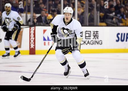 Mercredi 16 décembre 2015 : le défenseur des Penguins de Pittsburgh, Olli Maatta (3), est en action lors du match de la Ligue nationale de hockey entre les Penguins de Pittsburgh et les Bruins de Boston qui s’est tenu au TD Garden, à Boston, Massachusetts. Boston bat Pittsburgh 3-0 en temps réglementaire. Eric Canha/CSM(image crédit : © Eric Canha/CSM via ZUMA Wire) Banque D'Images