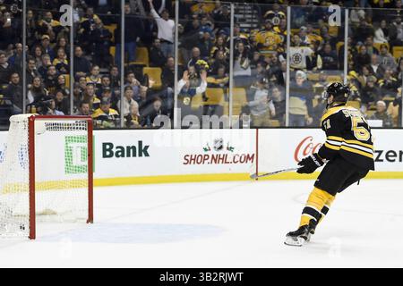 Mercredi 16 décembre 2015 : Ryan Spooner (51), le centre des Bruins de Boston, marque un but net vide lors du match de la Ligue nationale de hockey entre les Penguins de Pittsburgh et les Bruins de Boston qui se tient au TD Garden, à Boston, Massachusetts. Boston bat Pittsburgh 3-0 en temps réglementaire. Eric Canha/CSM(image crédit : © Eric Canha/CSM via ZUMA Wire) Banque D'Images