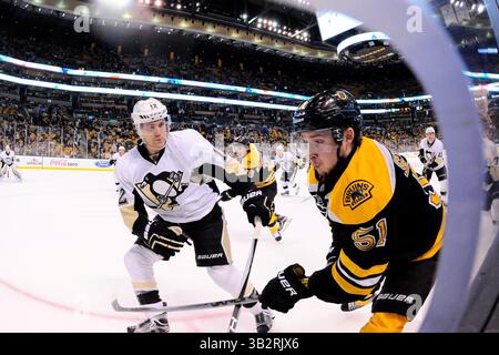 Mercredi 16 décembre 2015 : Ryan Spooner (51), le centre des Bruins de Boston, passe la rondelle le long des planches lors du match de la Ligue nationale de hockey entre les Penguins de Pittsburgh et les Bruins de Boston qui se tient au TD Garden, à Boston, Massachusetts. Boston bat Pittsburgh 3-0 en temps réglementaire. Eric Canha/CSM(image crédit : © Eric Canha/CSM via ZUMA Wire) Banque D'Images