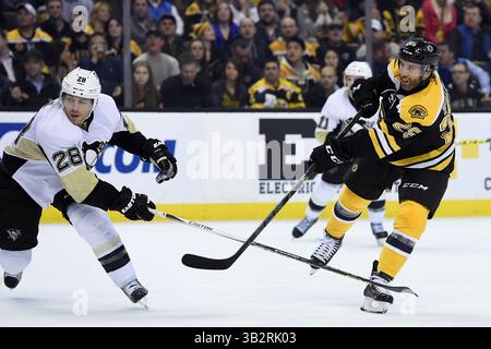 Mercredi 16 décembre 2015 : le centre des Bruins de Boston Max Talbot (25 ans) tire au filet lors du match de la Ligue nationale de hockey entre les Penguins de Pittsburgh et les Bruins de Boston qui se tient au TD Garden, à Boston, Massachusetts. Boston bat Pittsburgh 3-0 en temps réglementaire. Eric Canha/CSM(image crédit : © Eric Canha/CSM via ZUMA Wire) Banque D'Images