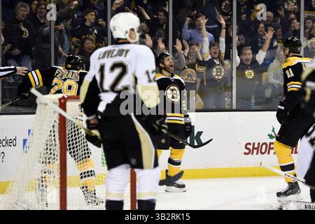 Mercredi 16 décembre 2015 : le centre des Bruins de Boston Max Talbot (25 ans) réagit à un but marqué lors du match de la Ligue nationale de hockey entre les Penguins de Pittsburgh et les Bruins de Boston qui s’est tenu au TD Garden, à Boston, Massachusetts. Eric Canha/CSM(image crédit : © Eric Canha/CSM via ZUMA Wire) Banque D'Images