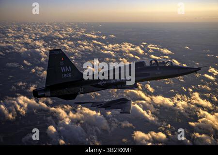 20 février 2014 - Knob Noster, Missouri, États-Unis d'Amérique - Un avion T-38 talon de l'US Air Force escorte un bombardier furtif B-2 Spirit alors qu'il survole la base aérienne Whiteman le 20 février 2014 à Knob Noster, MO. (Crédit image : © Ssgt Jonathan Snyder/Planet Pix via ZUMA Wire) Banque D'Images
