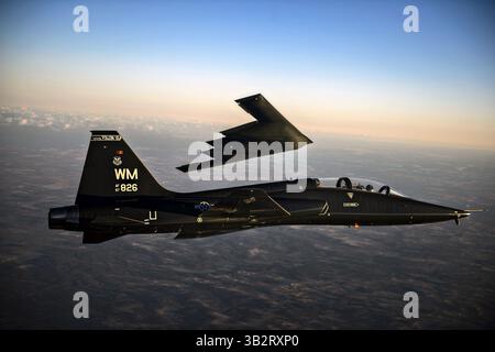 20 février 2014 - Knob Noster, Missouri, États-Unis d'Amérique - Un avion T-38 talon de l'US Air Force escorte un bombardier furtif B-2 Spirit alors qu'il survole la base aérienne Whiteman le 20 février 2014 à Knob Noster, MO. (Crédit image : © Ssgt Jonathan Snyder/Planet Pix via ZUMA Wire) Banque D'Images