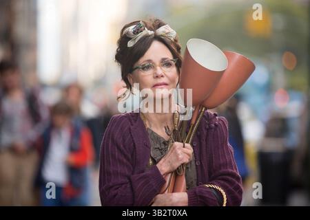 DATE DE SORTIE : 11 mars 2016.TITLE : Bonjour, mon nom est Doris. STUDIO : attractions en bord de route. RÉALISATEUR : Michael Showalter. INTRIGUE : un séminaire d'entraide inspire une femme de soixante ans à poursuivre romantiquement son jeune collègue. SUR LA PHOTO : SALLY FIELD dans le rôle de Doris Miller. (Crédit : © Roadside attractions/Entertainment Pictures) Banque D'Images