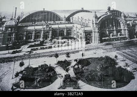 Façade de la gare centrale de Francfort avec fenêtres cintrées en noir et blanc Banque D'Images