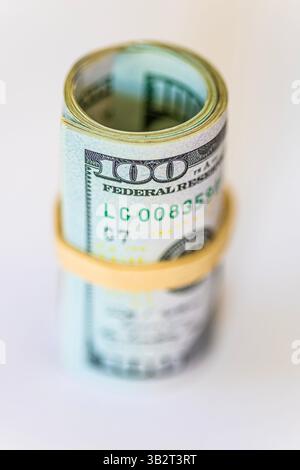 Concept d'argent financier. Billets de cent dollars US roulés (Focus sur 100) Banque D'Images