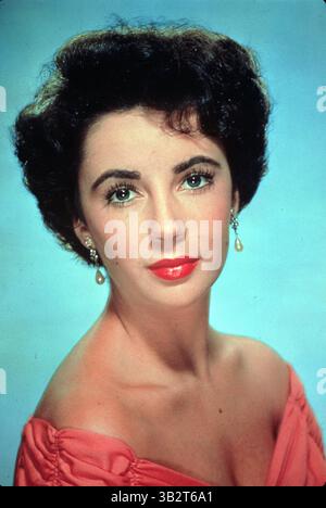 15 JUIN 1951 - PHOTOS DE FILM DE 'PLACE IN THE SUN' AVEC 1951, ELIZABETH TAYLOR, PORTRAIT, PLAN DE TÊTE, STUDIO, PEARL EARINGS, ROUGE À LÈVRES, DÉCOLLETÉ, LIZ TAYLOR, BOUCLES D'OREILLES PEARL EN 1951..DIVERS. (Crédit image : © ./Entertainment Pictures/ZUMAPRESS.com) Banque D'Images