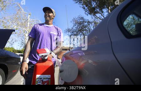 16 novembre 2015 - San Diego, CA, USA - Randy Harvey livre 10 gallons d'essence via l'application Purple le 16 novembre 2015, à San Diego. (Crédit image : © Alejandro Tamayo/TNS via ZUMA Wire) Banque D'Images