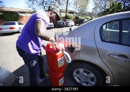 16 novembre 2015 - San Diego, CA, USA - Randy Harvey livre 10 gallons d'essence via l'application Purple le 16 novembre 2015, à San Diego. (Crédit image : © Alejandro Tamayo/TNS via ZUMA Wire) Banque D'Images