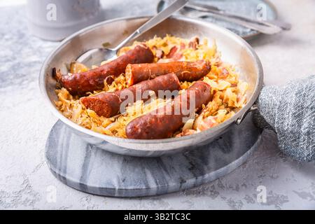 Saucisses bavaroises et choucroute dans une poêle. Bières bavaroises fraîches. Célébration de l'Oktoberfest Banque D'Images