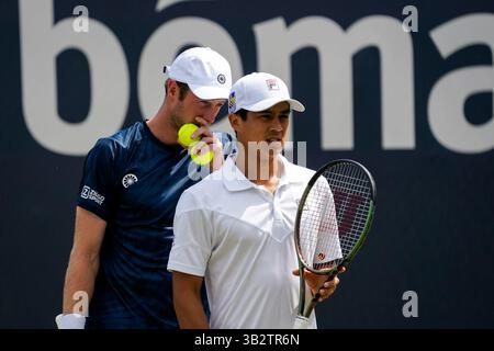'S-HERTOGENBOSCH, PAYS-BAS - 10 JUIN : Botic van de Zandschulp des pays-Bas interagit lors du match des quarts de finale des doubles hommes avec Mackenzie McDonald des États-Unis d'Amérique contre Wesley Koolhof des pays-Bas et Neal Skupski de Grande-Bretagne lors du jour 5 des Championnats Libema Open Grass court à l'Autotron le 10 juin 2022 à 's-Hertogenbosch, pays-Bas (photo par Rene Nijhuis/BSR Agency) Banque D'Images