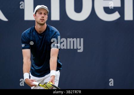 'S-HERTOGENBOSCH, PAYS-BAS - 10 JUIN : Botic van de Zandschulp des pays-Bas pendant le match des quarts de finale des doubles hommes avec Mackenzie McDonald des États-Unis d'Amérique contre Wesley Koolhof des pays-Bas et Neal Skupski de Grande-Bretagne pendant le jour 5 des Championnats Libema Open Grass court à l'Autotron le 10 juin 2022 à 's-Hertogenbosch, pays-Bas (photo par Rene Nijhuis/BSR Agency) Banque D'Images