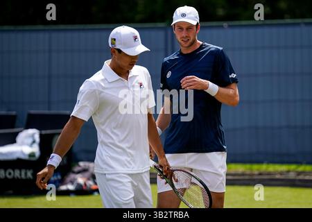 'S-HERTOGENBOSCH, PAYS-BAS - 10 JUIN : Mackenzie McDonald des États-Unis d'Amérique et Botic van de Zandschulp des pays-Bas interagissent lors du match des doubles quarts de finale masculins contre Wesley Koolhof des pays-Bas et Neal Skupski de Grande-Bretagne lors du jour 5 des Championnats Libema Open Grass court à l'Autotron le 10 juin 2022 à 's-Hertogenbosch, pays-Bas (photo par Rene Nijhuis/BSR Agency) Banque D'Images