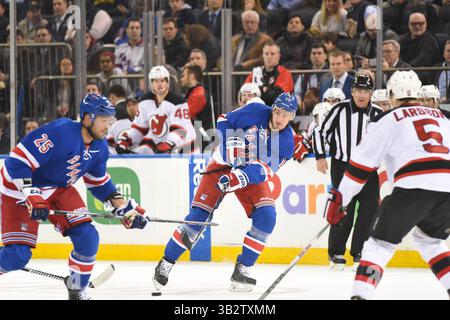08 février 2016 : Kevin Hayes (13 ans), l'aile droite des New York Rangers, est en action pendant le match entre les New York Rangers et les New Jersey Devils au Madison Square Garden à Manhattan, New York . Crédit obligatoire : Kostas Lymperopoulos/CSM (crédit image : © Kostas Lymperopoulos/CSM via ZUMA Wire) Banque D'Images