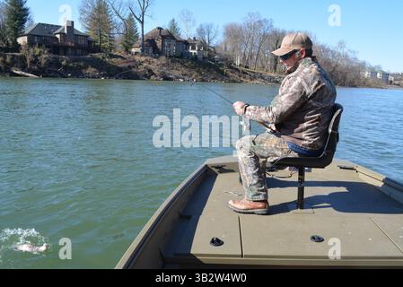 Feb 1, 2016 - Branson, MO, USA - Duane Doty, guide au lac Taneycomo, combat une truite arc-en-ciel au réservoir Ozarks. (Crédit image : © Brent Frazee/TNS via ZUMA Wire) Banque D'Images