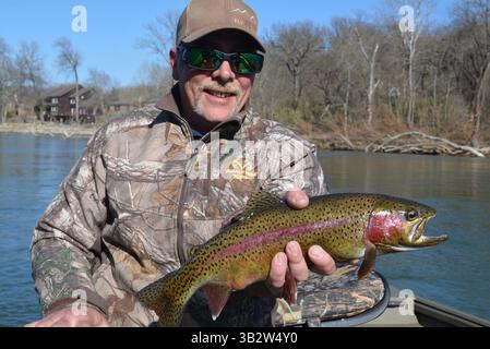 Feb. 1, 2016 - Branson, MO, USA - Duane Doty, un guide au lac Taneycomo, vous dira que la pêche aux gros arcs-en-ciel a excellé à la suite d'une inondation fin décembre au réservoir Ozarks. (Crédit image : © Brent Frazee/TNS via ZUMA Wire) Banque D'Images