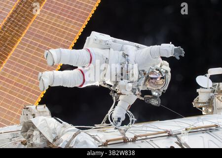 21 décembre 2015 -- ISS, orbite terrestre basse - Marche spatiale réussie. Les astronautes de la NASA SCOTT KELLY et Tim Kopra ont terminé leur marche spatiale après avoir atteint tous les objectifs. Ils ont relâché les poignées de frein sur les chariots d'équipement de l'équipage de chaque côté du wagon de transport mobile des stations spatiales afin qu'il puisse être verrouillé en place avant l'arrivée et l'amarrage d'un vaisseau spatial russe de ravitaillement ISS Progress 62. (Crédit image : © Tim Kopra/NASA via ZUMA Wire) Banque D'Images