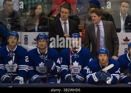 29 décembre 2015 : Mike Babcock, entraîneur-chef des Maple Leafs de Toronto, réagit sur le banc alors que James van Riemsdyk (21 ans), Nazem Kadri (43 ans) et Michael Grabner (40 ans), aile droite des Maple Leafs de Toronto, regardent vers le haut pendant le match entre les Maple Leafs de Toronto et les Islanders de New York au Centre Air Canada à Toronto, en Ontario. Les Islanders de New York battent les Maple Leafs de Toronto 6-3. Crédit obligatoire : Kostas Lymperopoulos/CSM (crédit image : © Kostas Lymperopoulos/CSM via ZUMA Wire) Banque D'Images