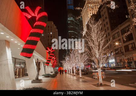Dec. 15, 2014 - New York, NY, États-Unis d'Amérique - le bâtiment Solow décoré de cannes à bonbons géantes au 9 Ouest pour Noël 15 décembre 2014 à New York City, NY. (crédit image : © Anthony Quintano/Planet Pix via ZUMA Wire) Banque D'Images