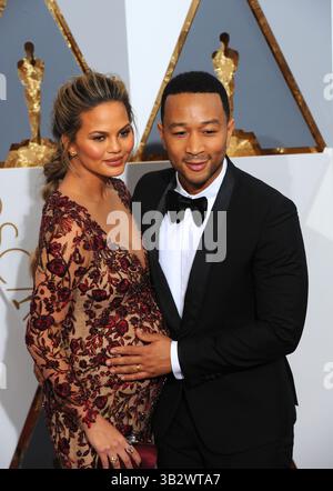 28 février 2016 - Hollywood, Californie, U. S - Chrissy Teigen, à gauche, et John Legend sur le tapis rouge de la 88e cérémonie des Oscars au Dolby Theatre à Hollywood, Californie, le dimanche 28 février 2016. (Crédit image : © Prensa Internacional via ZUMA Wire) Banque D'Images