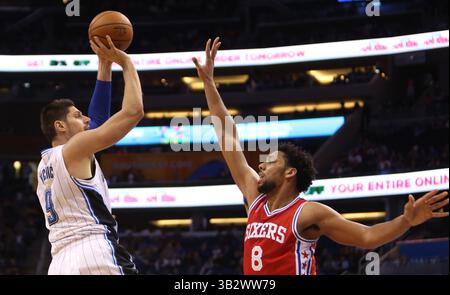 28 février 2016 - Orlando, FL, USA - Orlando Magic Center le tir de Nik Vucevic est défendu par Jahlil Okafor des 76ers de Philadelphie le dimanche 28 février 2016, au Amway Center à Orlando, Floride (crédit image : © Charles King/TNS via ZUMA Wire) Banque D'Images