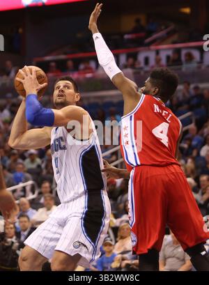28 février 2016 - Orlando, FL, USA - Orlando Magic Center Nik Vucevic est défendu par Nerlens Noel des 76ers de Philadelphie le dimanche 28 février 2016, au Amway Center à Orlando, Floride (crédit image : © Charles King/TNS via ZUMA Wire) Banque D'Images