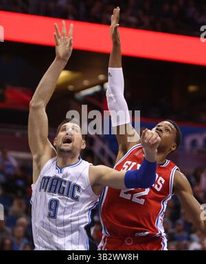 28 février 2016 - Orlando, FL, États-Unis - Orlando Magic Center Nik Vucevic tourne sur le Richaun Holmes des 76ers de Philadelphie le dimanche 28 février 2016, au Amway Center à Orlando, Floride (crédit image : © Charles King/TNS via ZUMA Wire) Banque D'Images