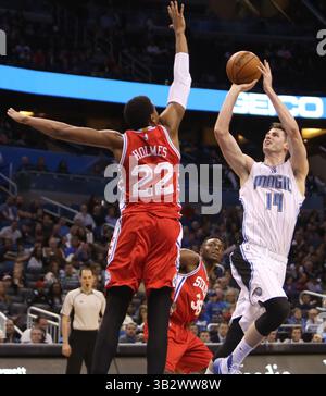 28 février 2016 - Orlando, FL, États-Unis - Orlando Magic Center Jason Smith tourne au-dessus du Richaun Holmes des 76ers de Philadelphie le dimanche 28 février 2016, au Amway Center à Orlando, Floride (crédit image : © Charles King/TNS via ZUMA Wire) Banque D'Images