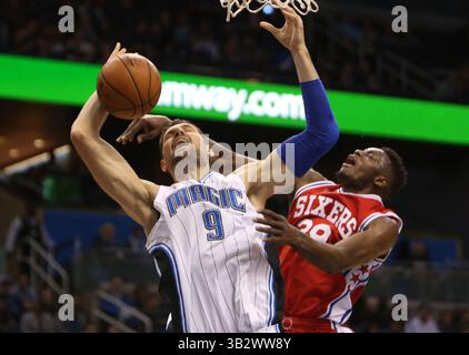 28 février 2016 - Orlando, FL, États-Unis - Orlando Magic Center Nik Vucevic est entaché par Jerami Grant des 76ers de Philadelphie le dimanche 28 février 2016, au Amway Center à Orlando, Floride (crédit image : © Charles King/TNS via ZUMA Wire) Banque D'Images