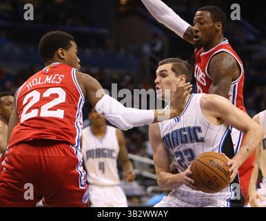 28 février 2016 - Orlando, FL, USA - Orlando Magic Guard Mario Hezonja conduit entre Richaun Holmes (22) et Robert Covington, à droite, des 76ers de Philadelphie le dimanche 28 février 2016, au Amway Center à Orlando, Floride (crédit image : © Charles King/TNS via ZUMA Wire) Banque D'Images