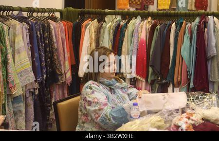 Dhaka, Dhaka, Bangladesh. 25 avril 2025. Le mélange de culture et d’entrepreneuriat est exposé à l’exposition Pakistan Lifestyle, actuellement en cours au Gulshan Shooting Club à Dhaka. L'événement a commencé le 23 avril, offre une plate-forme pour présenter les traditions pakistanaises, la cuisine pakistanaise, les vêtements traditionnels et les chaussures artisanales pour les hommes et les femmes. L'événement vise à renforcer les liens culturels et commerciaux entre les deux Nations. (Crédit image : © Tahsin Ahmed/Pacific Press via ZUMA Press Wire) USAGE ÉDITORIAL SEULEMENT ! Non destiné à UN USAGE commercial ! Banque D'Images