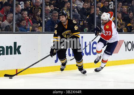 12 décembre 2015 ; Boston, ma, États-Unis ; le défenseur des Bruins de Boston Adam McQuaid (54) et les Panthers de la Floride mettent Brandon Pirri (73) en action pendant la deuxième période d'un match de la LNH entre les Bruins de Boston et les Panthers de la Floride au TD Garden. Boston a battu la Floride 3-1. Anthony Nesmith/Cal Sport Media(image crédit : © Anthony Nesmith/CSM via ZUMA Wire) Banque D'Images