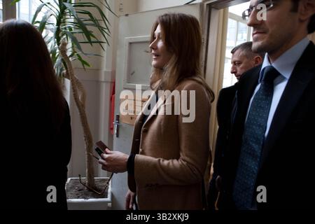 13 décembre 2015 - Paris, France - Carla Bruni chanteuse italo-française et ancienne mannequin, votant lors des élections régionales à Paris, 13 décembre 2015, France (crédit image : © Ania Freindorf via ZUMA Wire) Banque D'Images