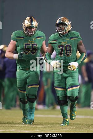 21 novembre 2015 : Quenton Nelson (56 ans) et Ronnie Stanley (78 ans) de notre Dame lors d'un match de football NCAA entre les Boston College Eagles et les notre Dame Fighting Irish au Fenway Park à Boston, Massachusetts. Notre Dame bat Boston College 19-16. John Mersits/CSM(image de crédit : © John Mersits/CSM via ZUMA Wire) Banque D'Images