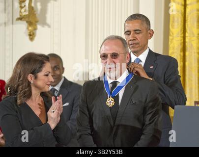 24 novembre 2015 - Washington, District of Columbia, États-Unis d'Amérique - Gloria Estefan applaudit à la remise de la Médaille présidentielle de la liberté à son mari Emilio Estefan par le président des États-Unis Barack Obama lors d'une cérémonie dans la salle est de la Maison Blanche à Washington, DC, le mardi 24 novembre 2015. La Médaille est la plus haute distinction civile américaine, décernée à des personnes qui ont apporté des contributions particulièrement méritoires à la sécurité ou aux intérêts nationaux des États-Unis, à la paix mondiale, ou à des efforts culturels ou importants publics ou privés. Crédit : Ron Sachs / CNP (crédit Ima Banque D'Images